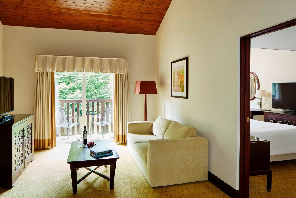 Suite junior doble 1 dormitorio con vista al lago Delta Hotels by Marriott St. Pierre Country Club