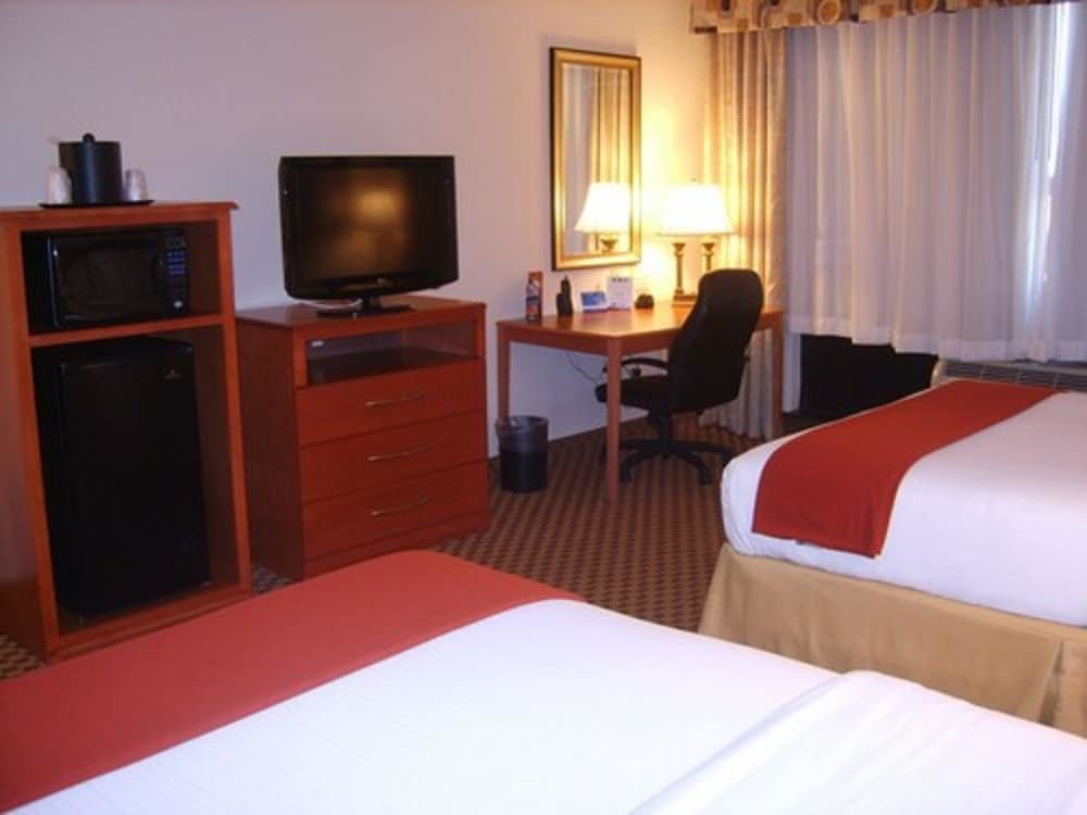 Четырёхместный номер Standard Holiday Inn Express & Suites Midland Loop 250, an IHG Hotel