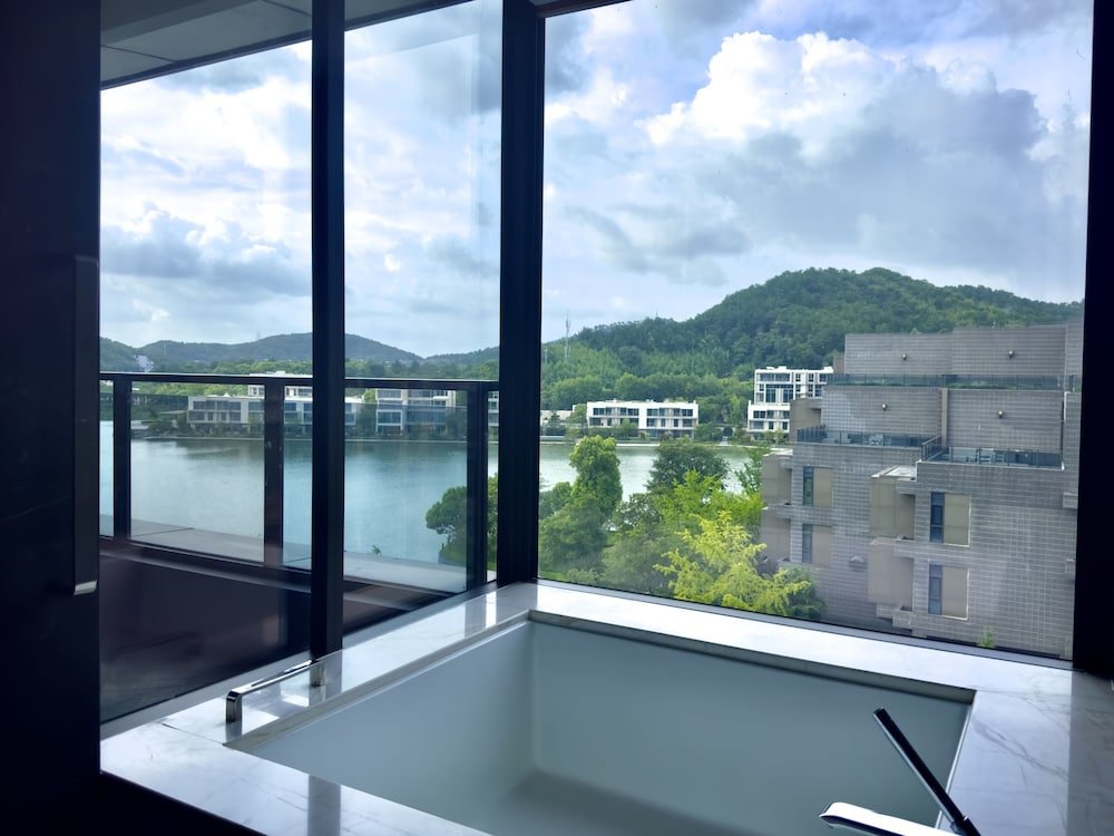 Habitación Estándar con balcón y con vista al lago Hilton Ningbo Dongqian Lake
