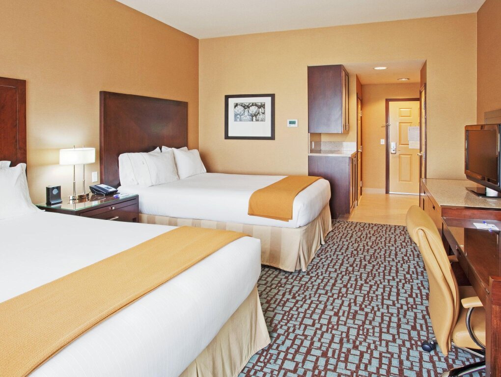 Четырёхместный номер Standard Holiday Inn Express & Suites Salinas, an IHG Hotel