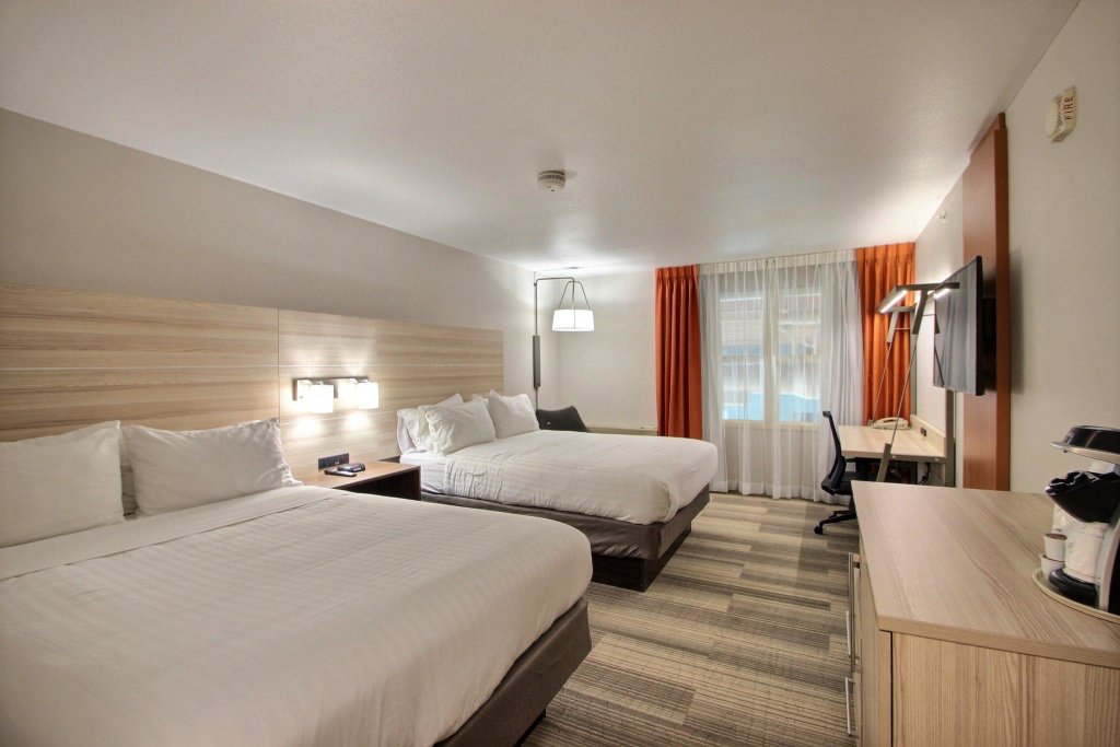 Standard Vierer Zimmer Holiday Inn Express Hotel & Suites Milwaukee Airport, an IHG Hotel