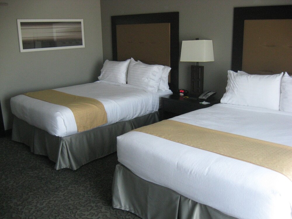 Четырёхместный номер Standard Holiday Inn and Suites East Peoria, an IHG Hotel