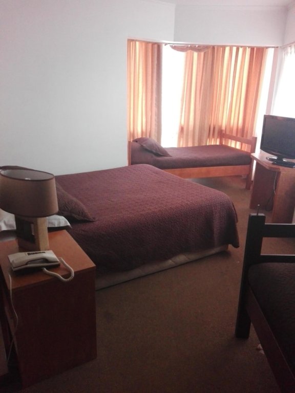 Standard quadruple chambre avec balcon Travel International Hostel Café