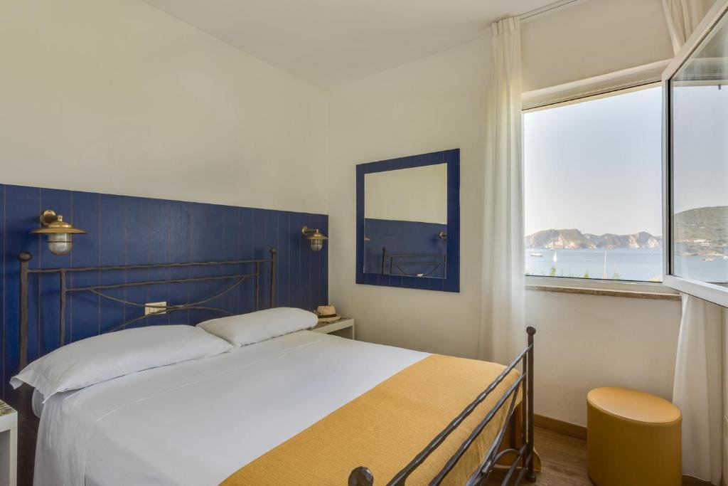 Двухместный номер Economy с видом на море Hotel Torre Dei Borboni