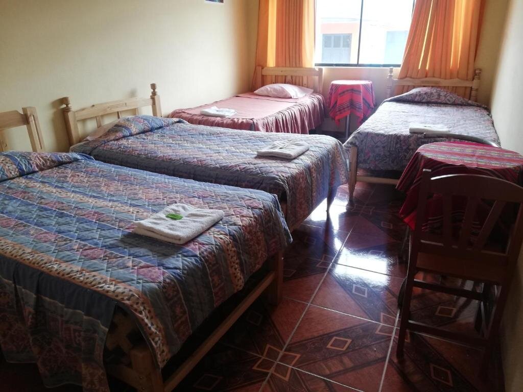 Cama en dormitorio compartido (dormitorio compartido femenino) Artesonraju Hostel Huaraz