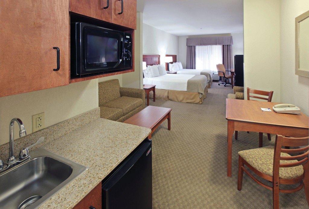 Четырёхместный люкс Holiday Inn Express Hotel & Suites Pine Bluff / Pines Mall, an IHG Hotel