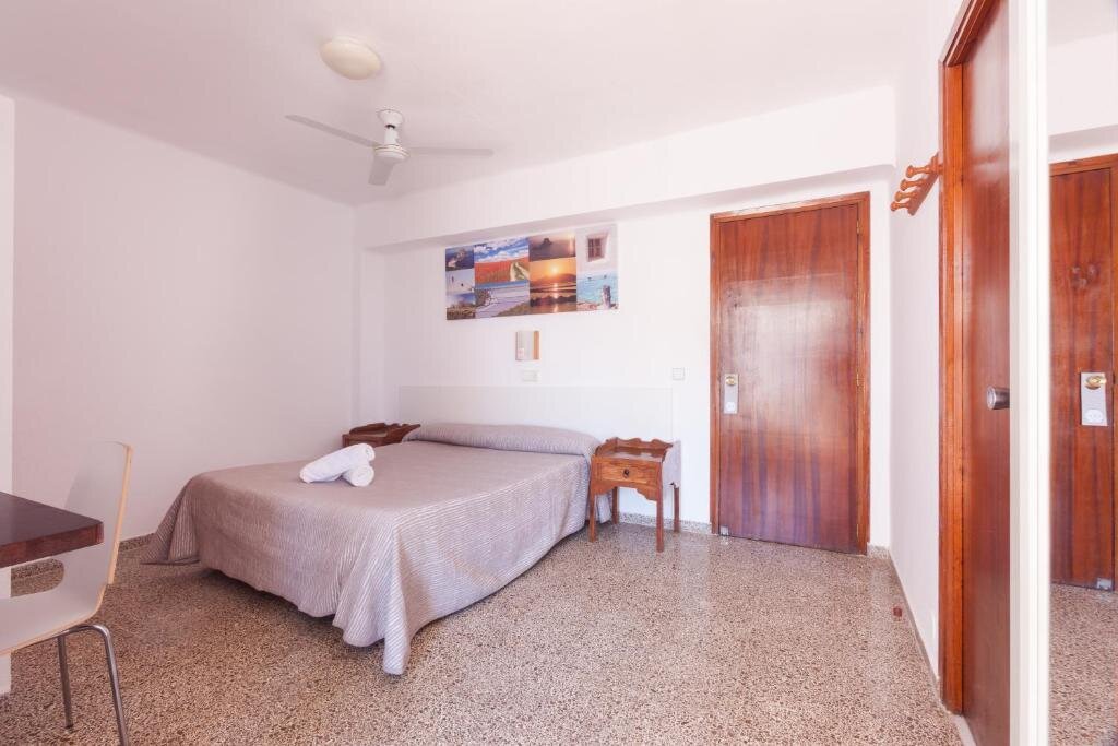 Standard Double room with balcony Hostal Las Nieves