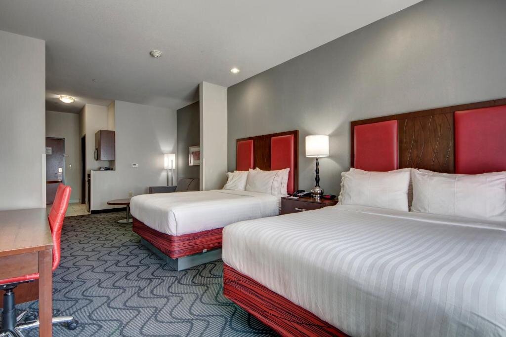 Четырёхместный люкс Holiday Inn Express and Suites Oklahoma City North, an IHG Hotel
