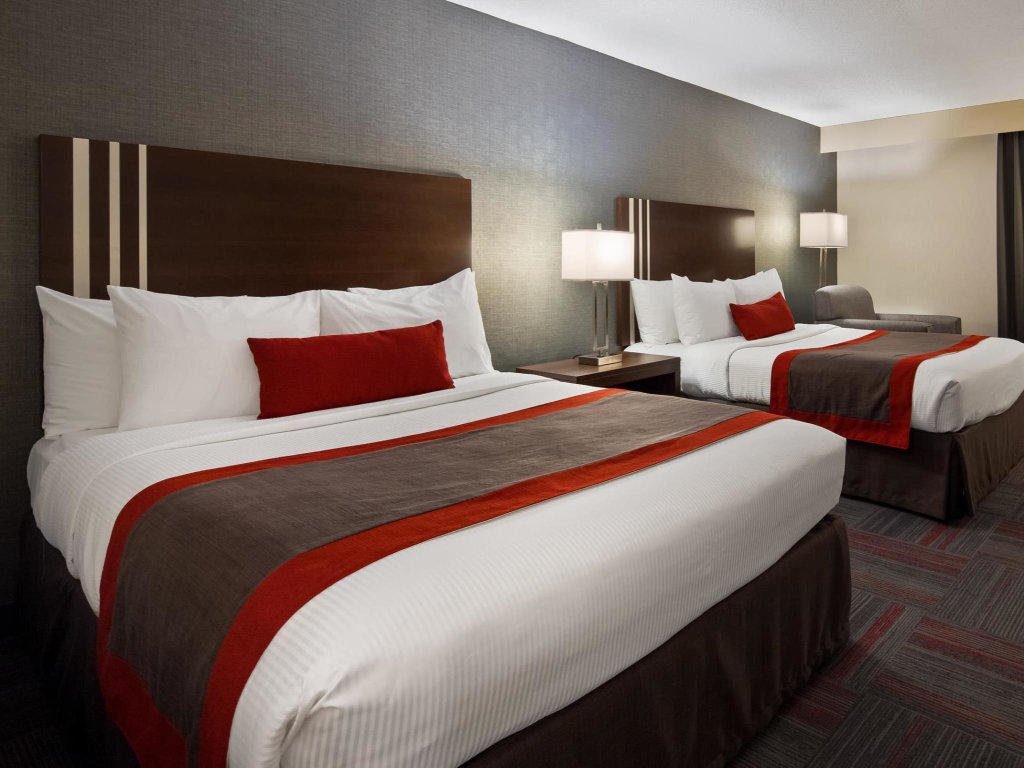 Кровать в общем номере Best Western Plus Toronto Airport Hotel