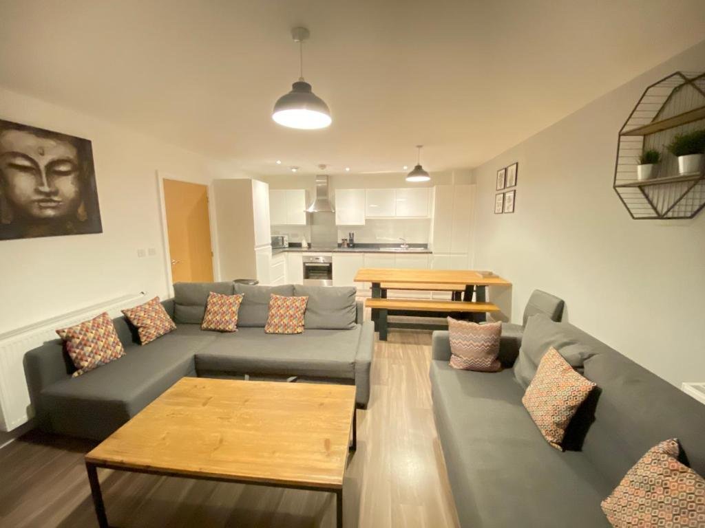 Apartment 3 Bedrooms doubles or singles, 2 PARKING SPACES! WIFI & Smart TV's, Balcony