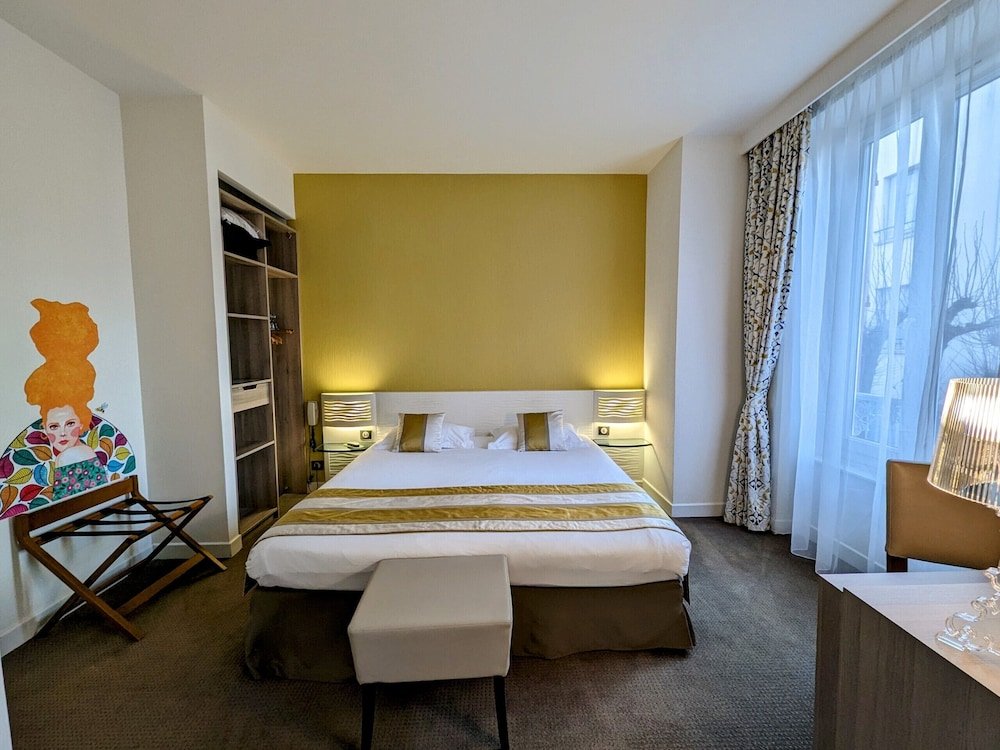 Comfort Triple Family room Arverna Cit'Hotel Vichy