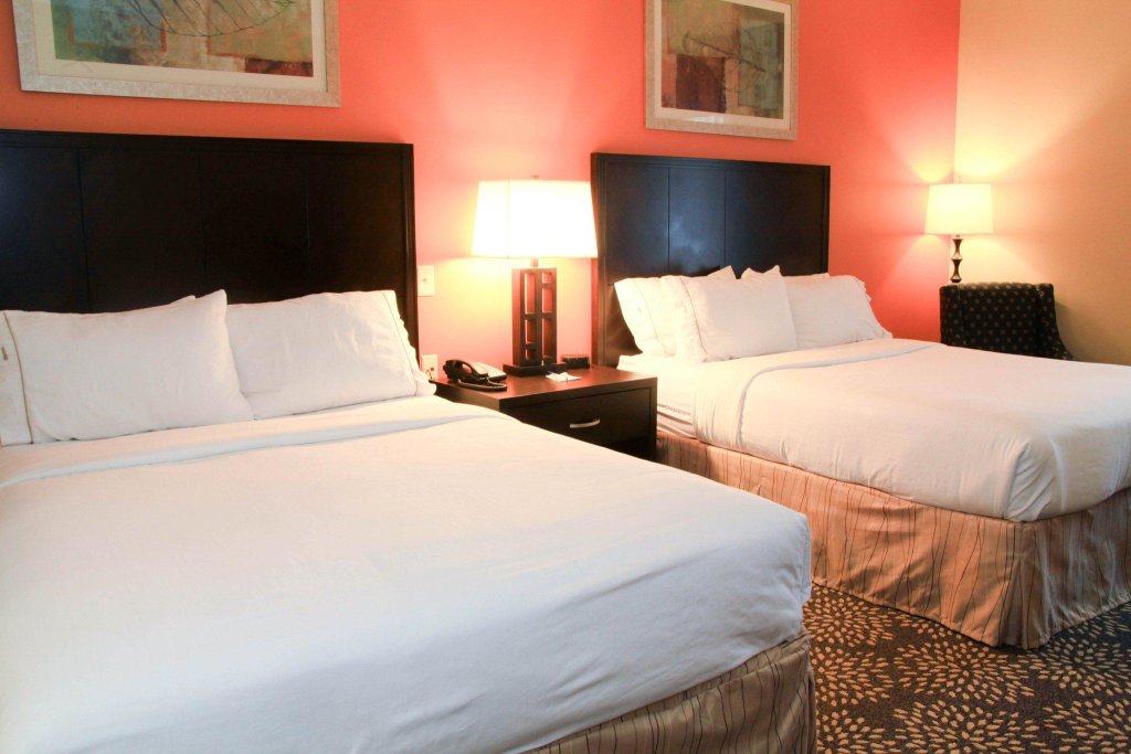 Четырёхместный номер Standard Holiday Inn Express Hotel & Suites Grand Island, an IHG Hotel
