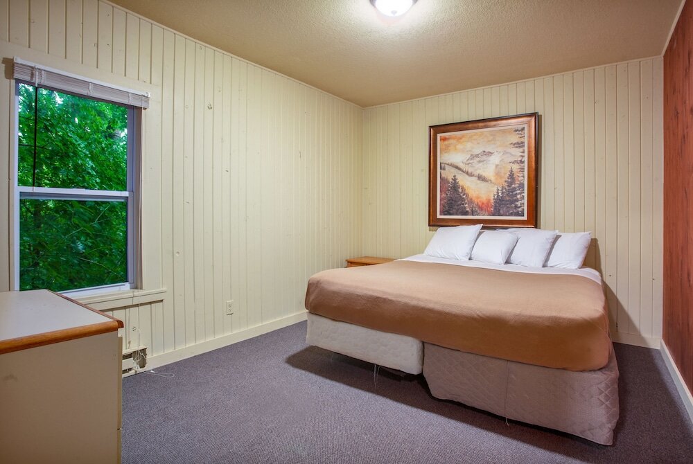 2 Bedrooms Standard room with view Birchcliff Resort