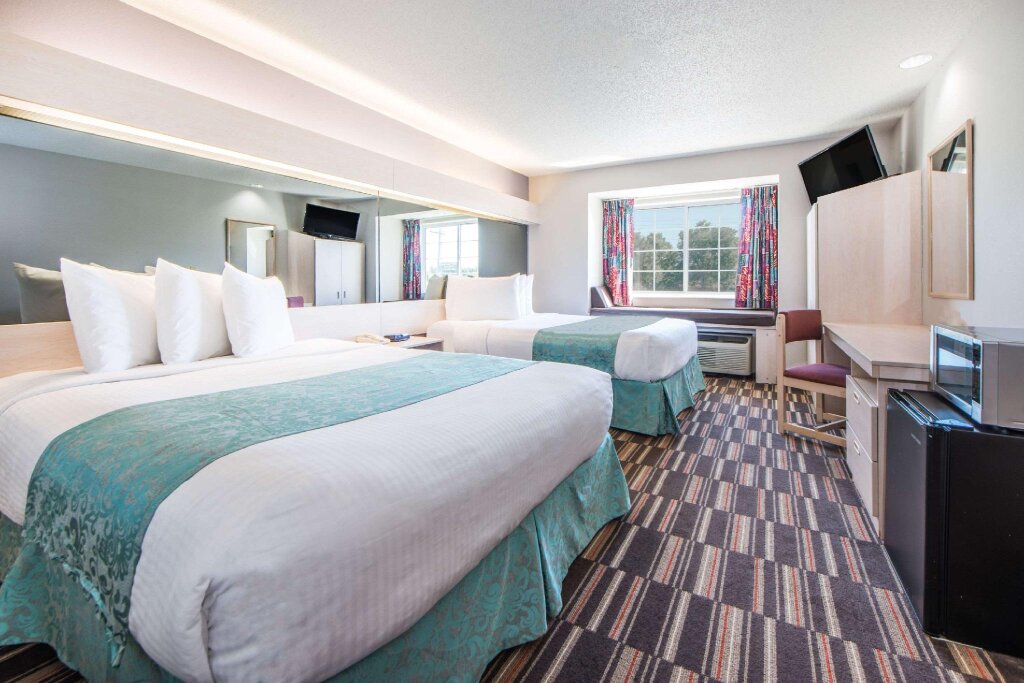Standard Quadruple room Microtel Inn & Suites by Wyndham Claremore