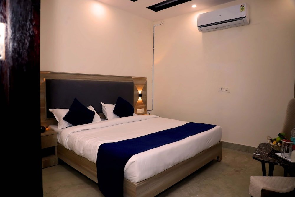 Deluxe Zimmer Lyf Corporate Suites - Noida Sector 19