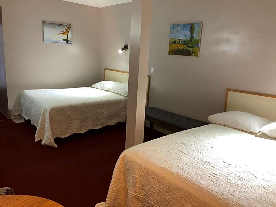Standard Quadruple room Voyageur Motel