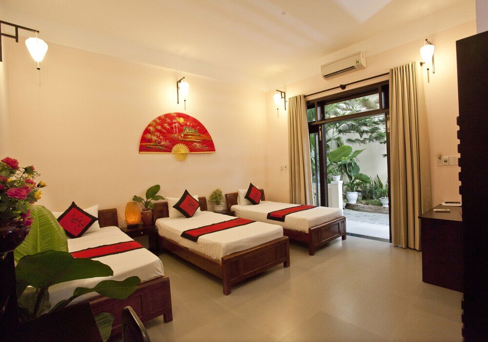 Standard Triple room with balcony Ngan Phu Villa