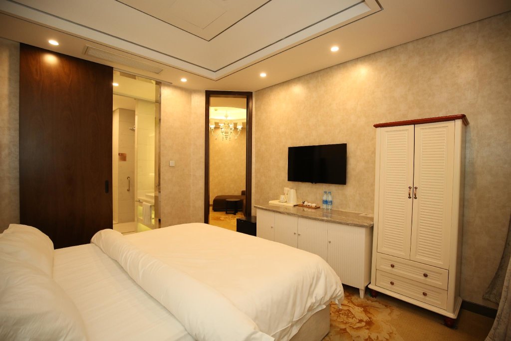 Business Suite Shanghai Crown Crystal Hotel