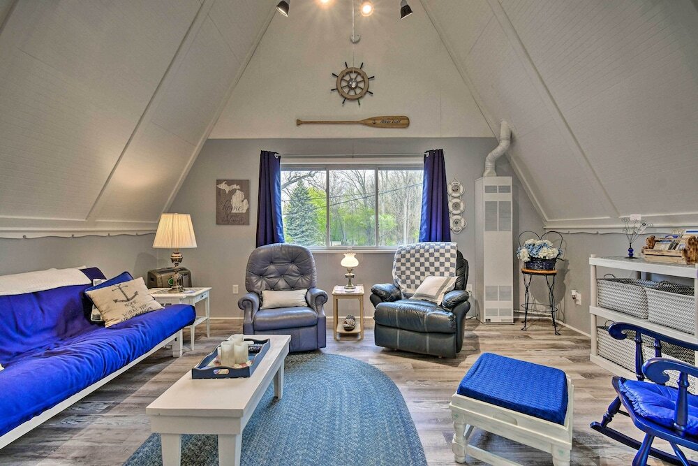 Bright & Cozy A-frame Studio: Steps to River