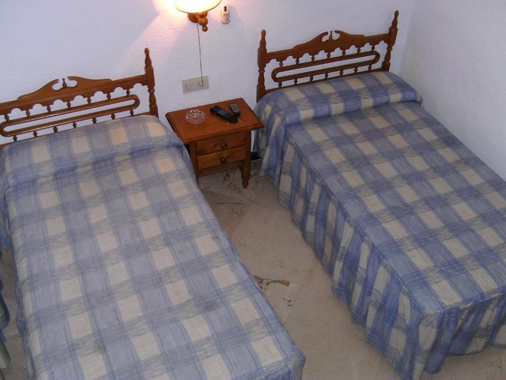 Standard Triple room Hostal Alicante