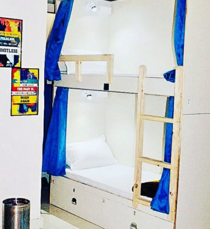 Cama en dormitorio compartido con balcón Homestay - Hostel