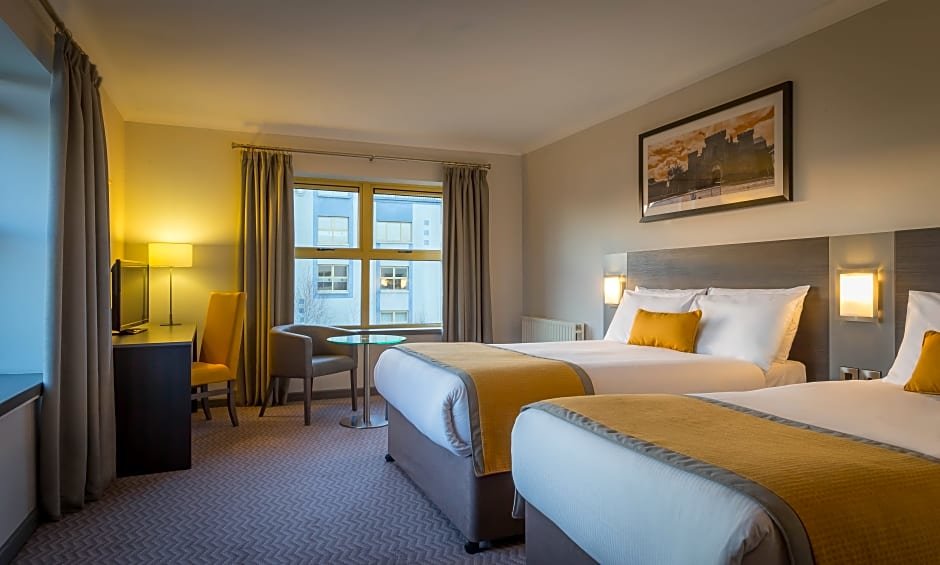 Четырёхместный номер Deluxe Maldron Hotel Sandy Road Galway