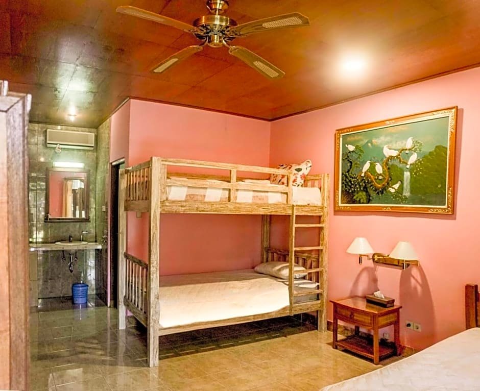 Кровать в общем номере Bhanuswari Resort & Spa