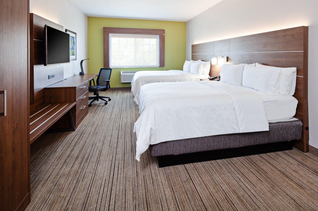 Четырёхместный номер Standard Holiday Inn Express & Suites - Tulare, an IHG Hotel