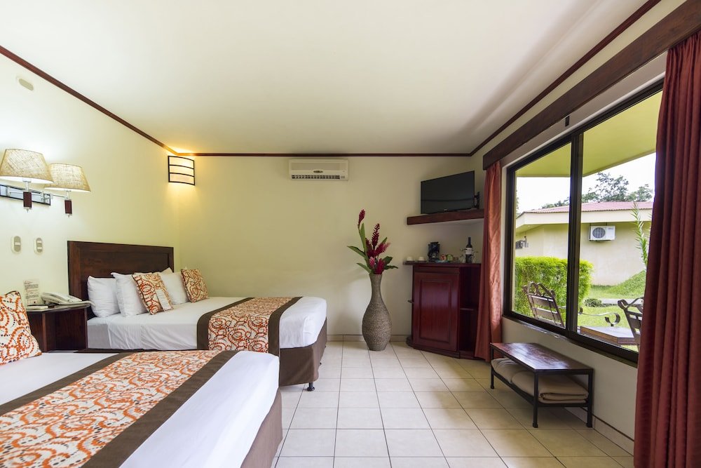 Четырёхместный семейный номер Standard с 2 комнатами с видом на горы Arenal Volcano Inn