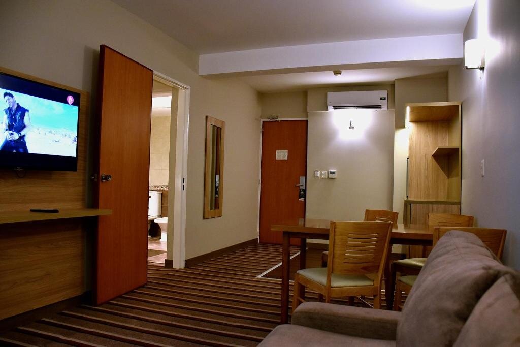 Люкс c 1 комнатой Hotel Tower Inn & Suites