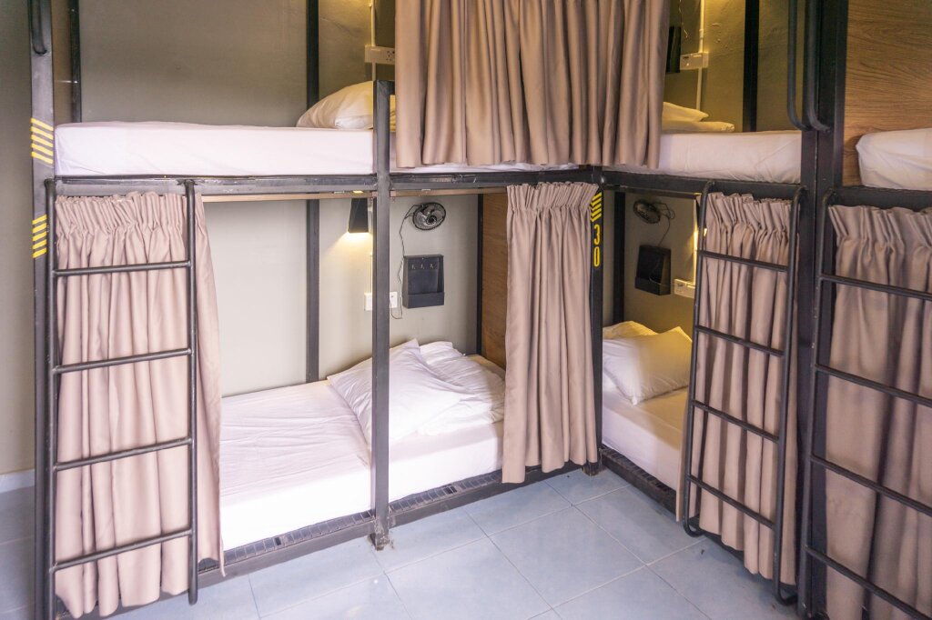 Кровать в общем номере (женский номер) Traveller Bunker Hostel