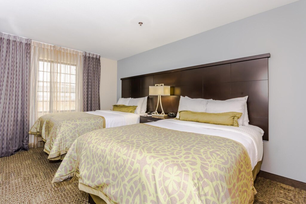 Двухместный люкс c 1 комнатой Staybridge Suites Grand Forks, an IHG Hotel