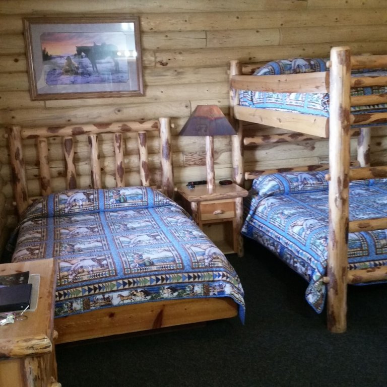 Double Cottage Wolf Den Log Cabin Motel and RV Park