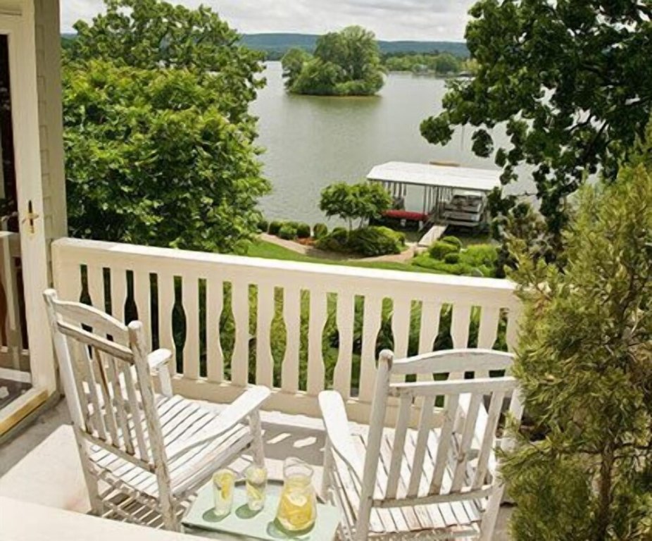 Standard Zimmer mit Balkon und mit Blick Lookout Point Lakeside Inn