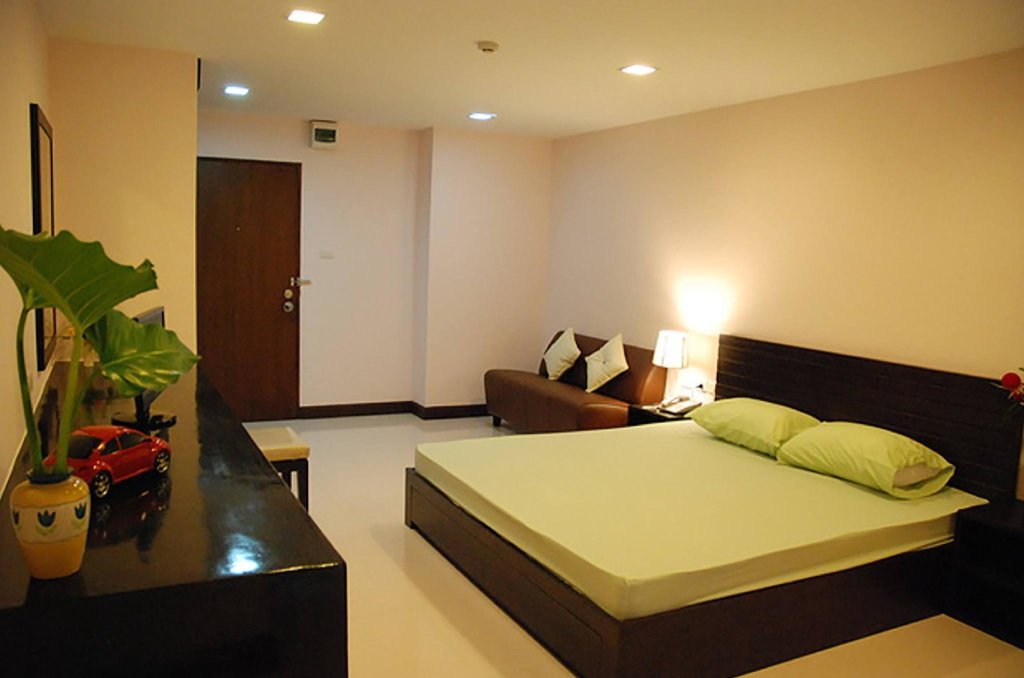 2 Bedrooms Quadruple Apartment with balcony Mok Mek 72