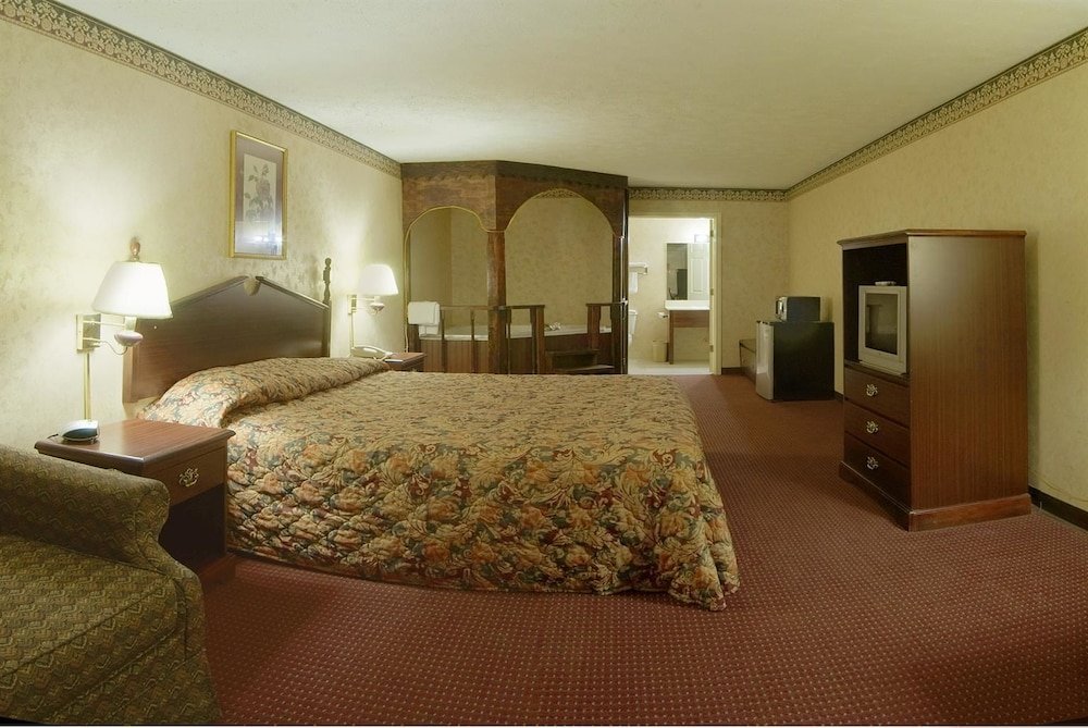 Double Suite with balcony Americas Best Value Inn & Suites Mt. Pleasant