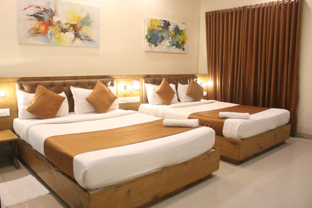 Deluxe Triple room Hotel Grandeur-Near Mumbai International Airport