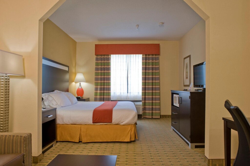 Двухместный люкс Executive с 2 комнатами Holiday Inn Express Hotel & Suites Kennesaw Northwest - Acworth, an IHG Hotel