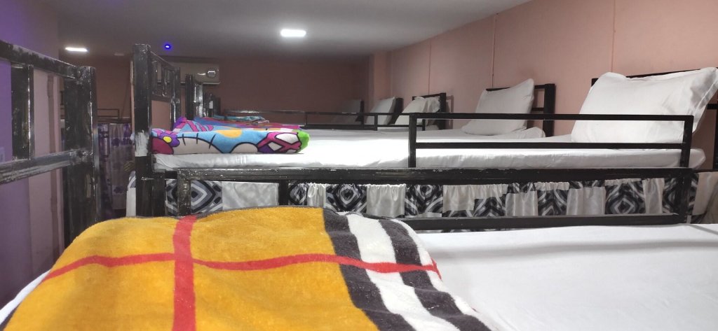Кровать в общем номере Ashrafi Dormitory AC DELUXE