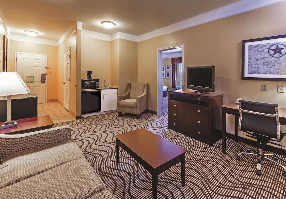 Suite 1 dormitorio La Quinta Inn & Suites by Wyndham Angleton