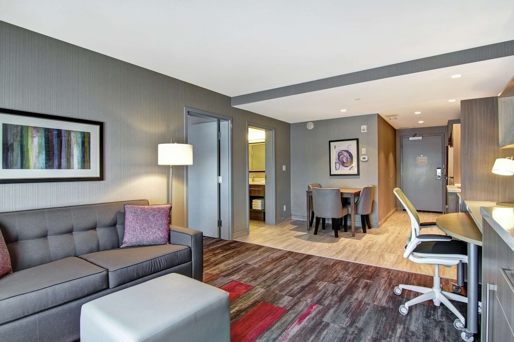 Suite 1 camera da letto Home2 Suites By Hilton Edmonton South