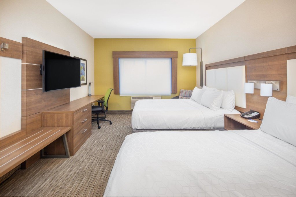 Standard quadruple chambre Holiday Inn Express Hotel & Suites Bishop, an IHG Hotel