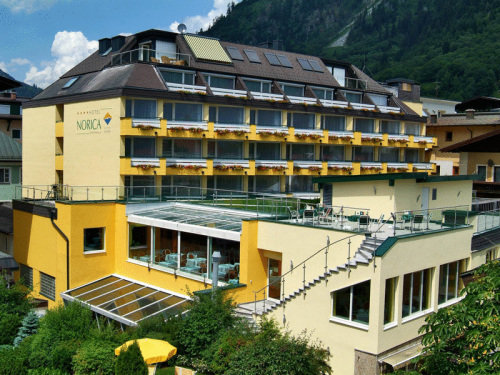 Двухместный номер Standard Hotel Norica - Thermenhotels Gastein mit dem Bademantel direkt in die Therme