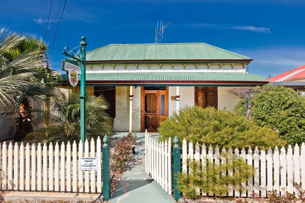 Коттедж с 3 комнатами Emaroo Cottages Broken Hill