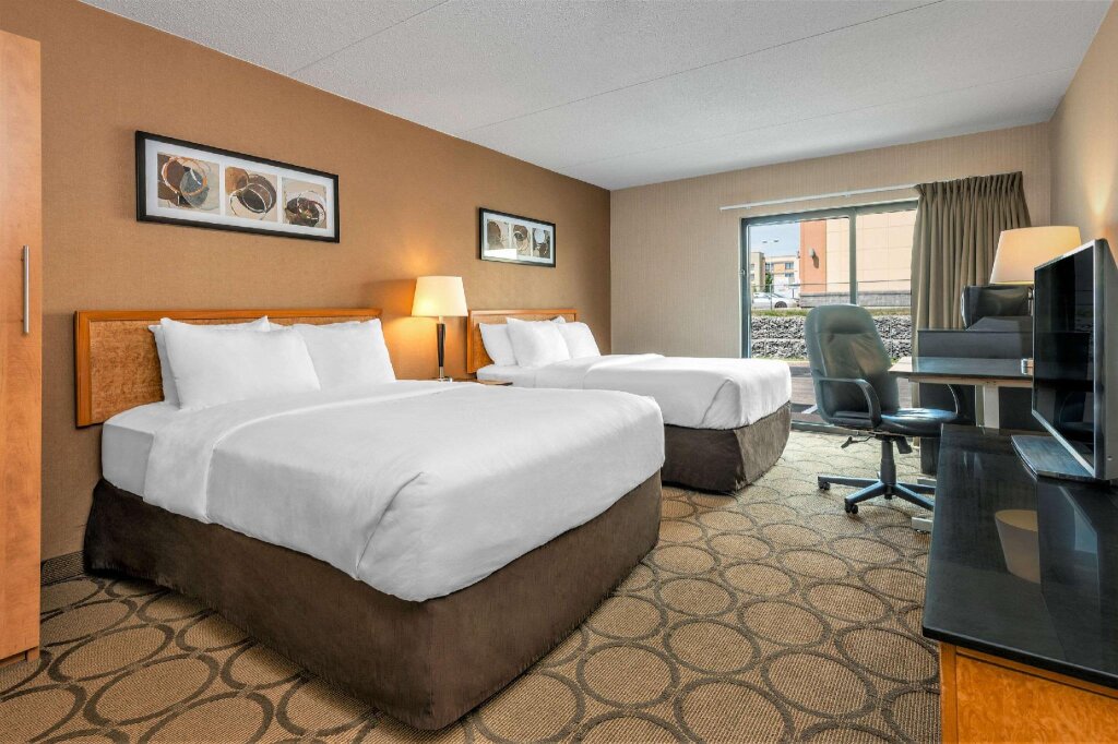 Кровать в общем номере Comfort Inn Winnipeg South