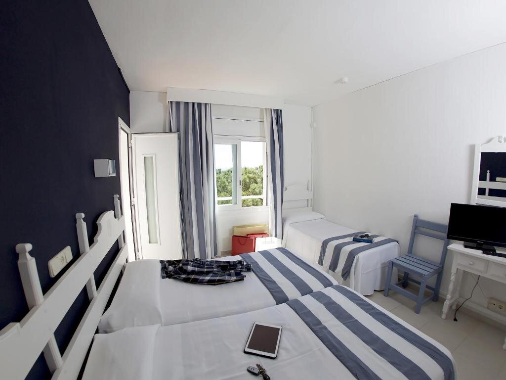 Triple room with balcony Hotel Els Pins