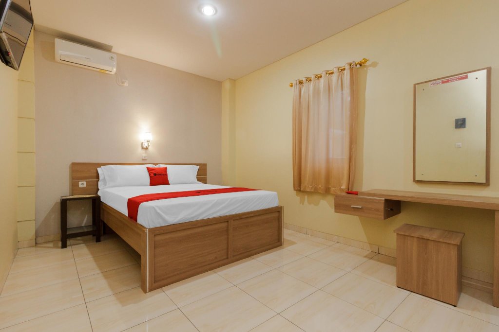 Habitación Premium RedDoorz Plus near Pantai Malalayang Manado
