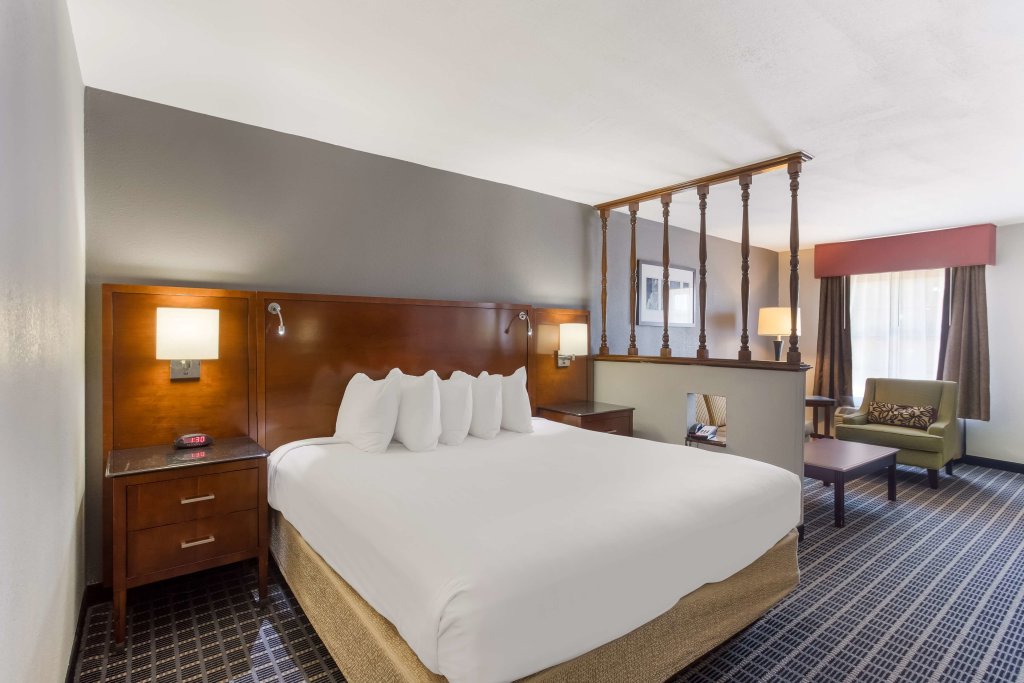 Двухместный люкс SureStay Plus Hotel by Best Western Greenwood