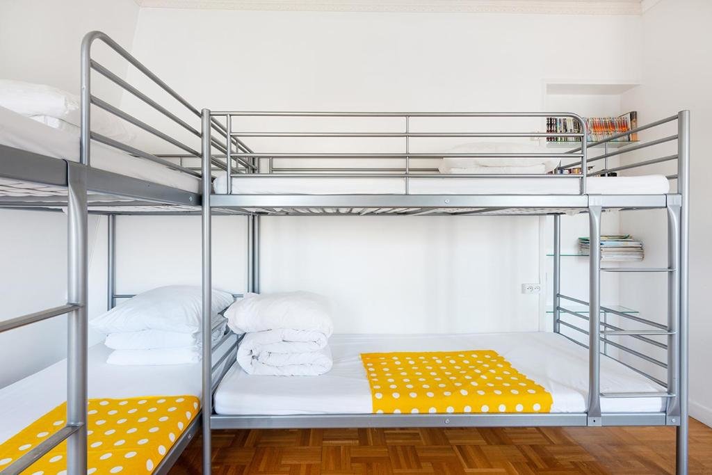 Bed in Dorm (male dorm) Cameleon Paris Guesthouse