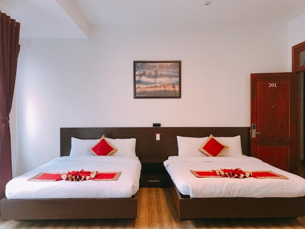 Standard quadruple chambre avec balcon Dat Thien An Hotel